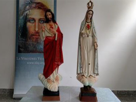 Na recpeção, as imagens dos Sagrados Corações de Jesus e Maria.