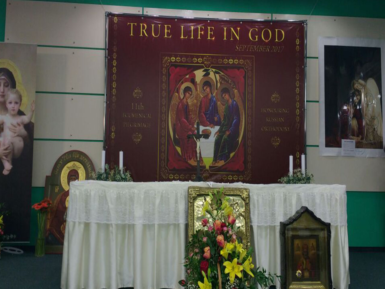 Peregrinos em Moscou:O Altar, Nossa Senhora de Fátima, Santa Terezinha e os Ícones.