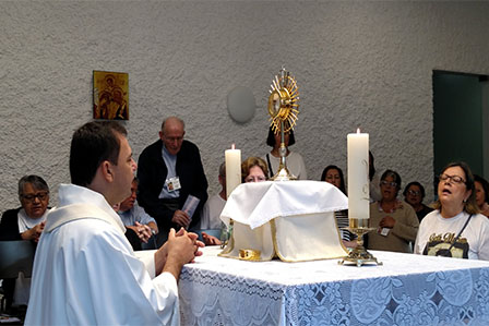 Retiro dos Dois Sagrados Corações - Brasília: Momento de adoração ao Santíssimo