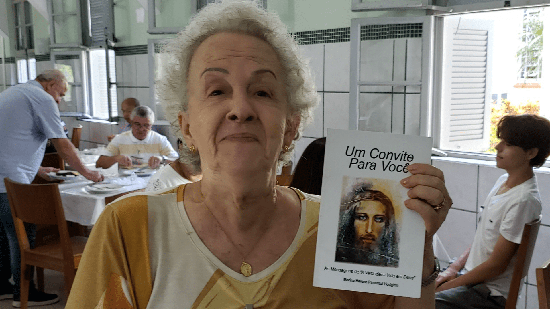 14 Retiro Nacional - Florianópolis - SC : Presenteando os sorteados com livros da AVVD.