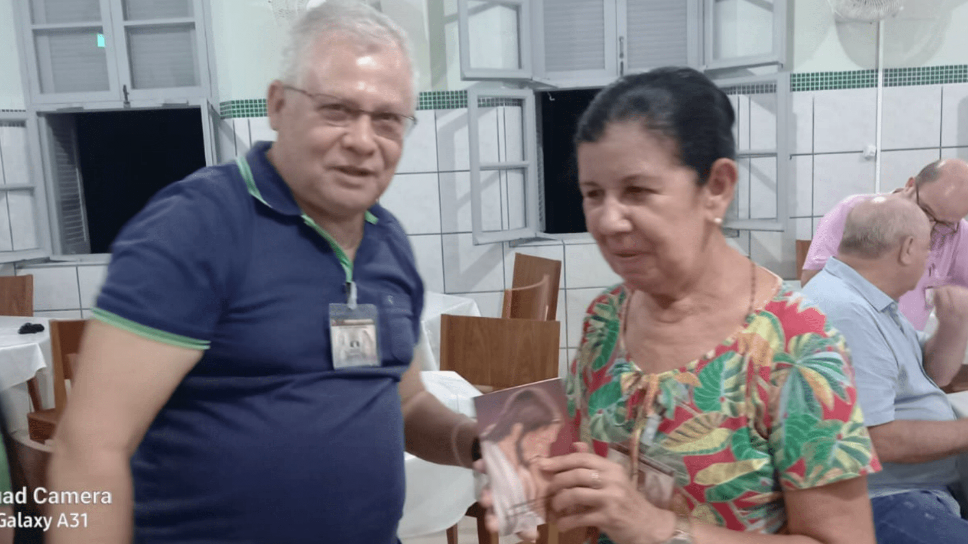 14 Retiro Nacional - Florianópolis - SC : Presenteando os sorteados com livros da AVVD.