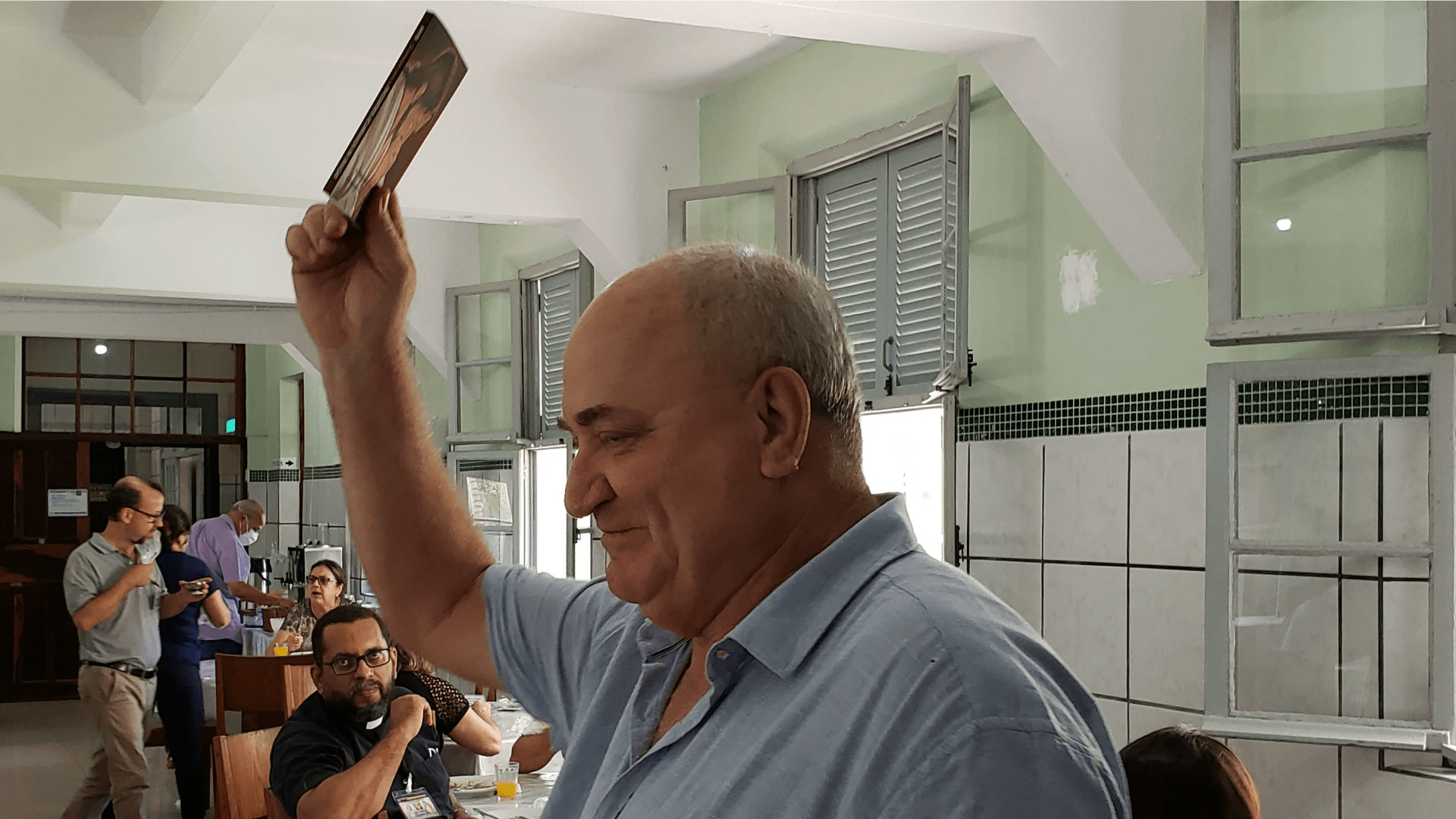 14 Retiro Nacional - Florianópolis - SC : Presenteando os sorteados com livros da AVVD.