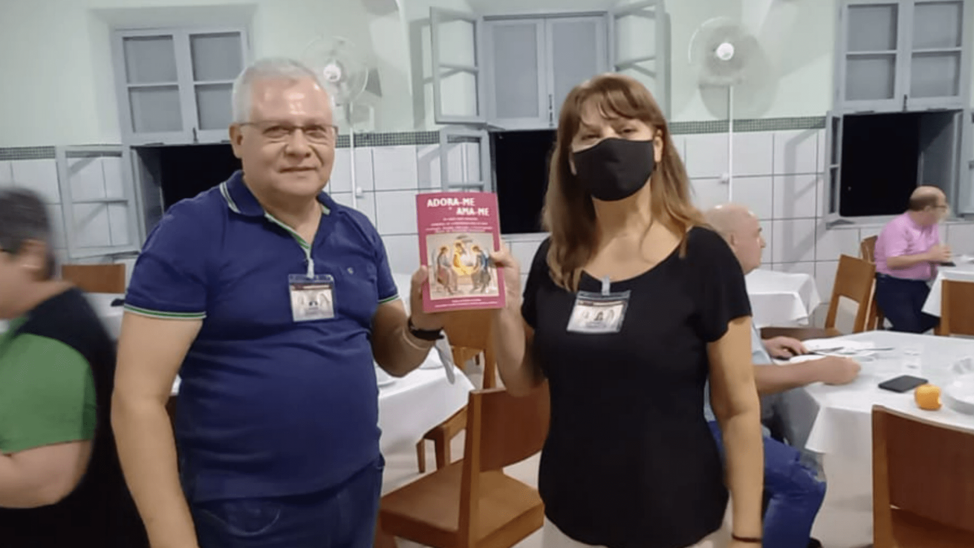 14 Retiro Nacional - Florianópolis - SC : Presenteando os sorteados com livros da AVVD.