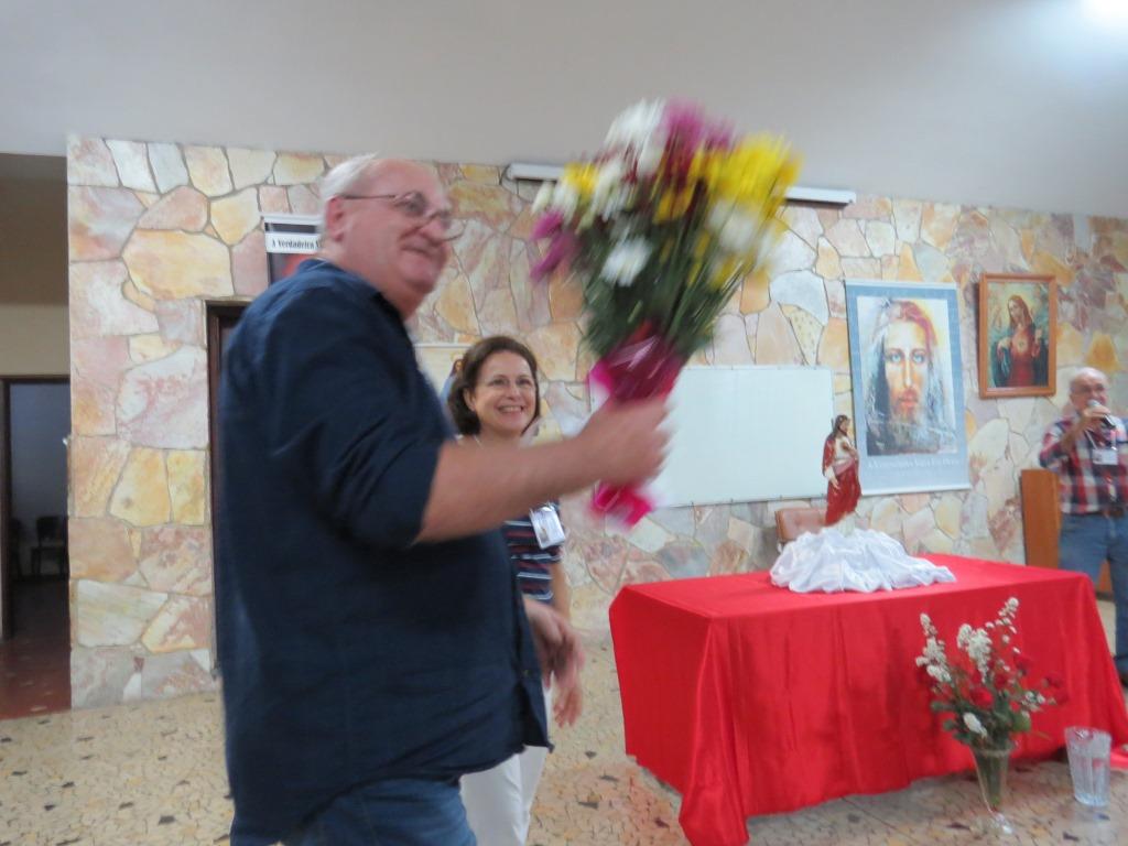 Sr. Cesar, Contato Nacional, recebendo buquê de flores que foram ofertadas aos Dois Sagrados Corações.