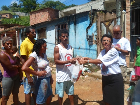 Salvador-Casa de Maria: distribuindo alimentos.
